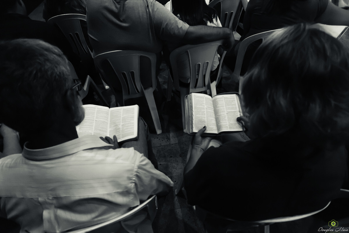 Leitura da Bíblia durante o culto na Igreja Missão Praia da Costa pelo fotógrafo Douglas Maia