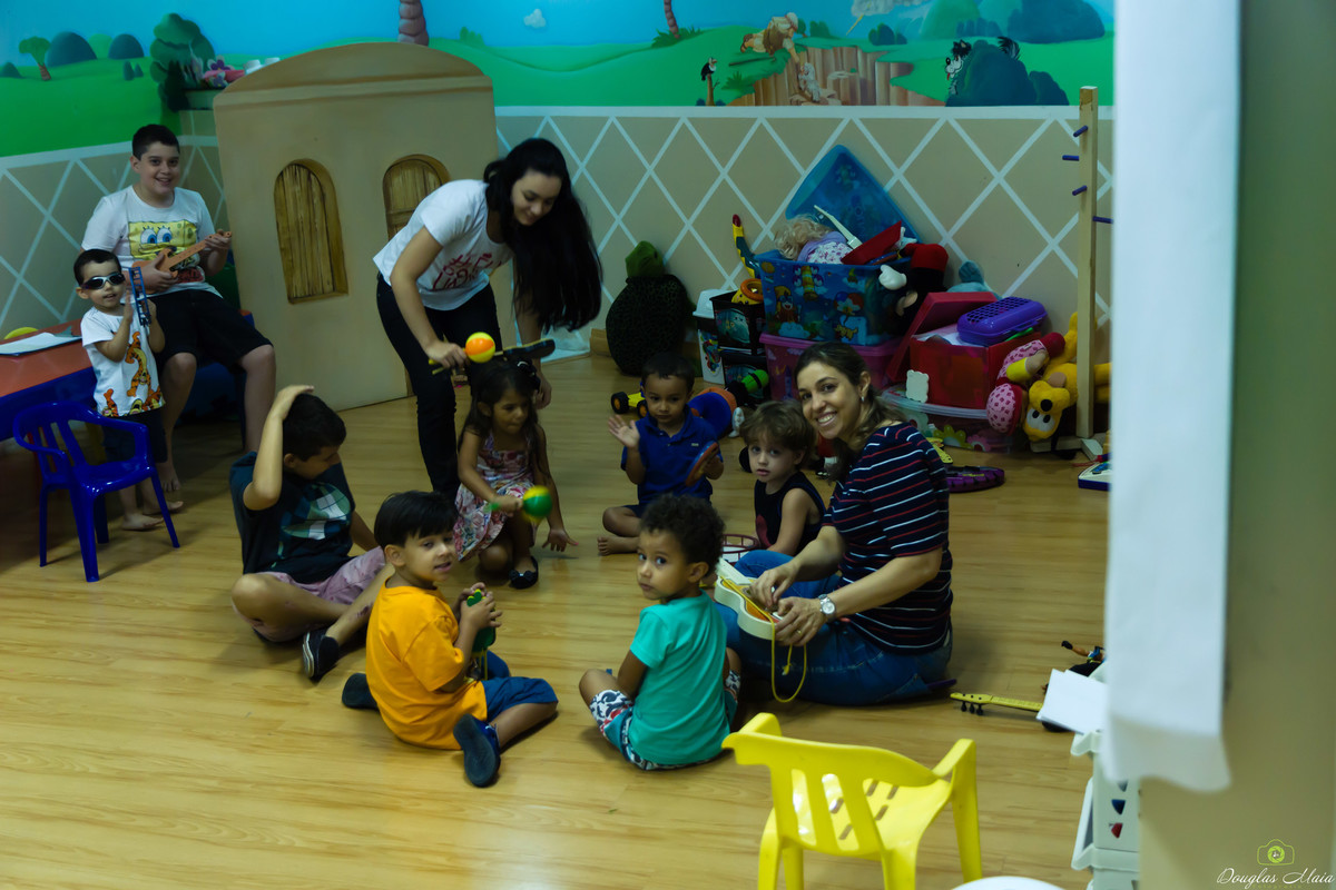 Crianças brincando na salinha na Igreja Missão Praia da Costa pelo fotógrafo Douglas Maia
