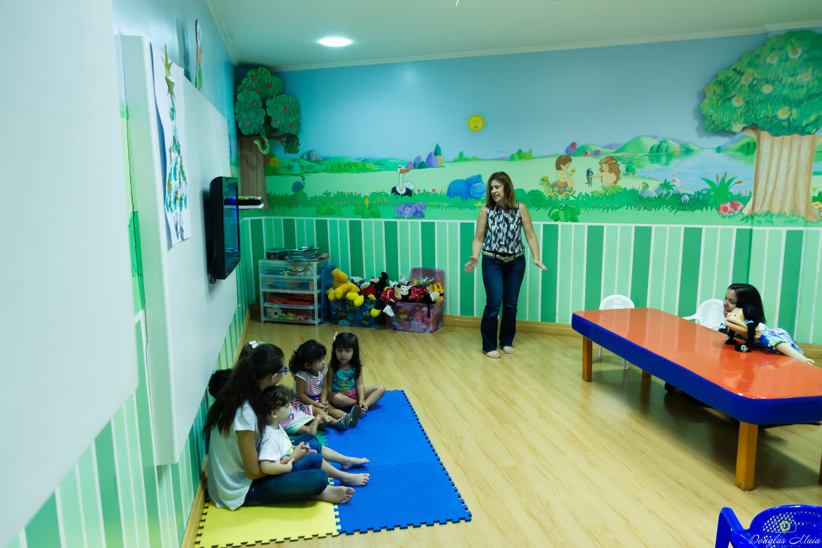 Crianças se divertem na salinha na Igreja Missão Praia da Costa pelo fotógrafo Douglas Maia