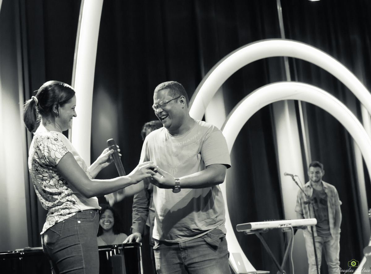 Noivos felizes na Igreja Missão Praia da Costa pelo fotógrafo Douglas Maia