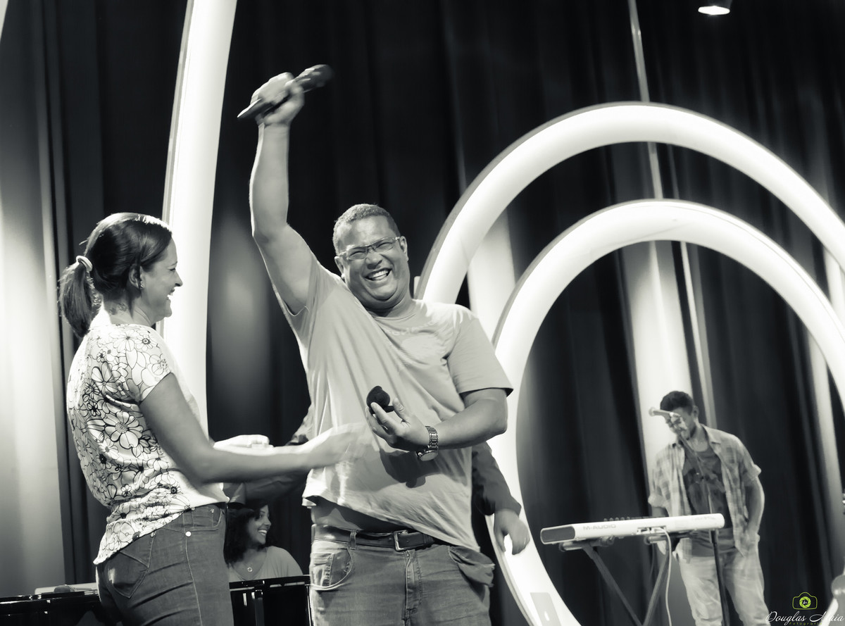 Noivo comemorando na Igreja Missão Praia da Costa pelo fotógrafo Douglas Maia