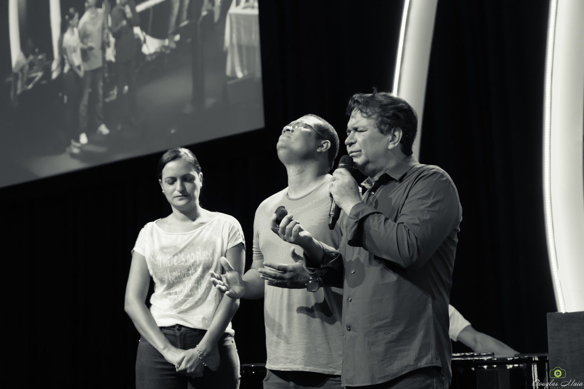 Pastor Simonton abençoa os noivos na Igreja Missão Praia da Costa pelo fotógrafo Douglas Maia
