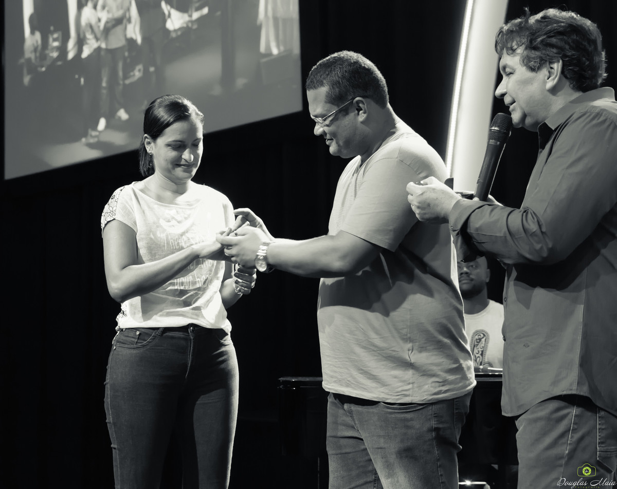 Troca de alianças na Igreja Missão Praia da Costa pelo fotógrafo Douglas Maia