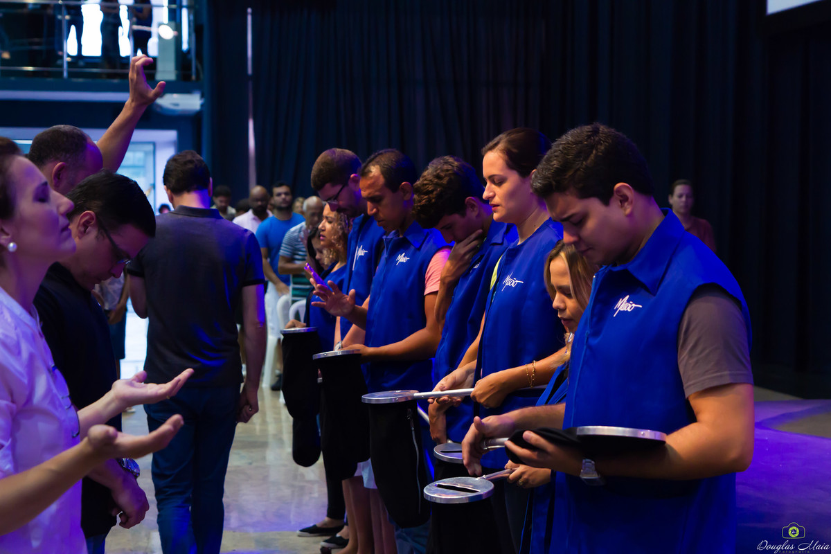 Consagrando os dízimos e ofertas na Igreja Missão Praia da Costa pelo fotógrafo Douglas Maia