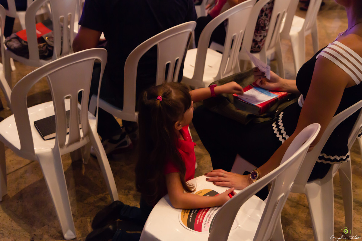 Criança colorindo na Igreja Missão Praia da Costa pelo fotógrafo Douglas Maia