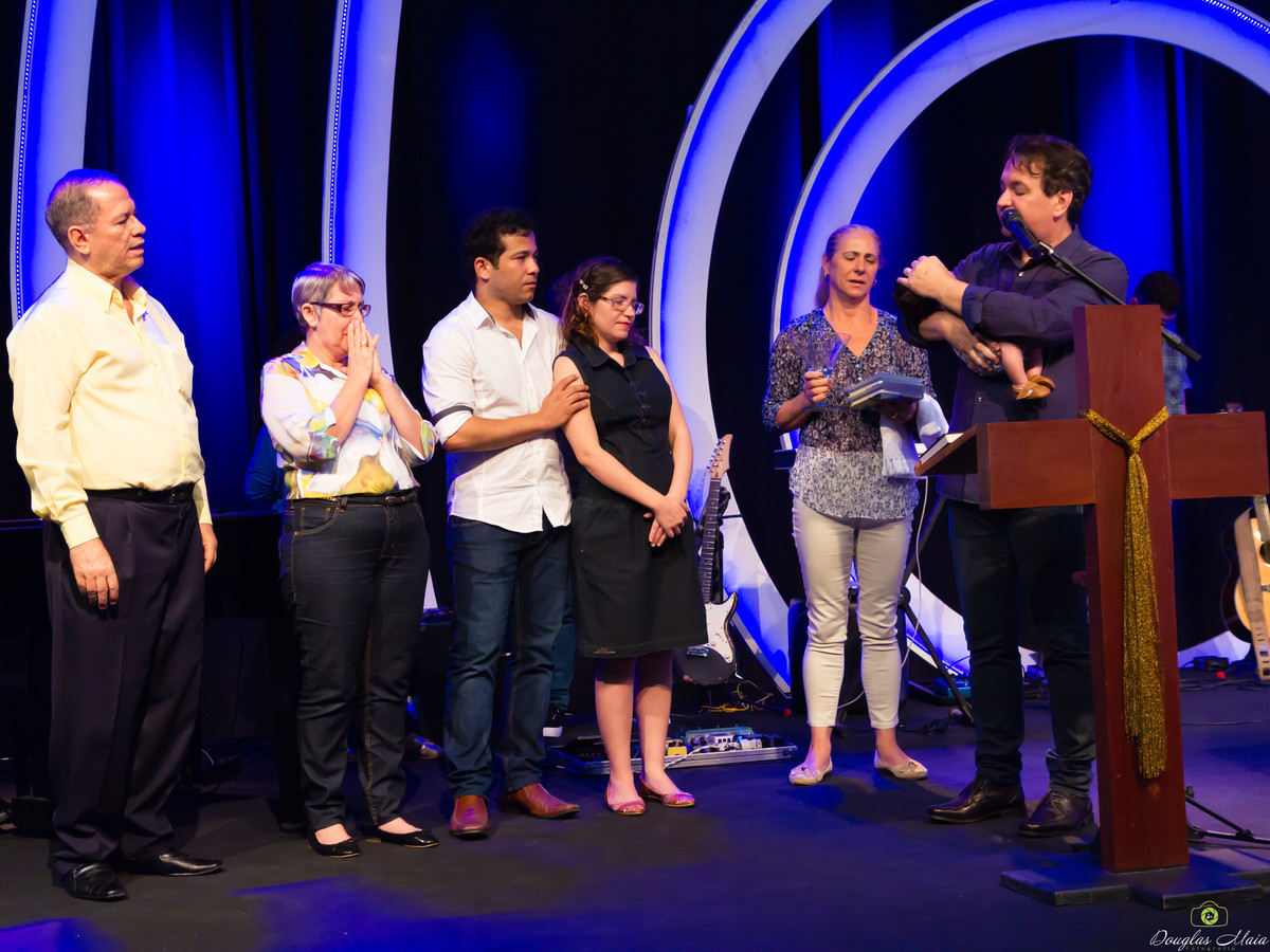 Pastor e família ora para criança na Igreja Missão Praia da Costa pelo fotógrafo Douglas Maia