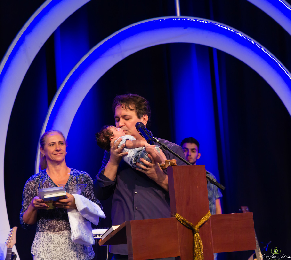 Pastor abençoa criança com um beijo na Igreja Missão Praia da Costa pelo fotógrafo Douglas Maia