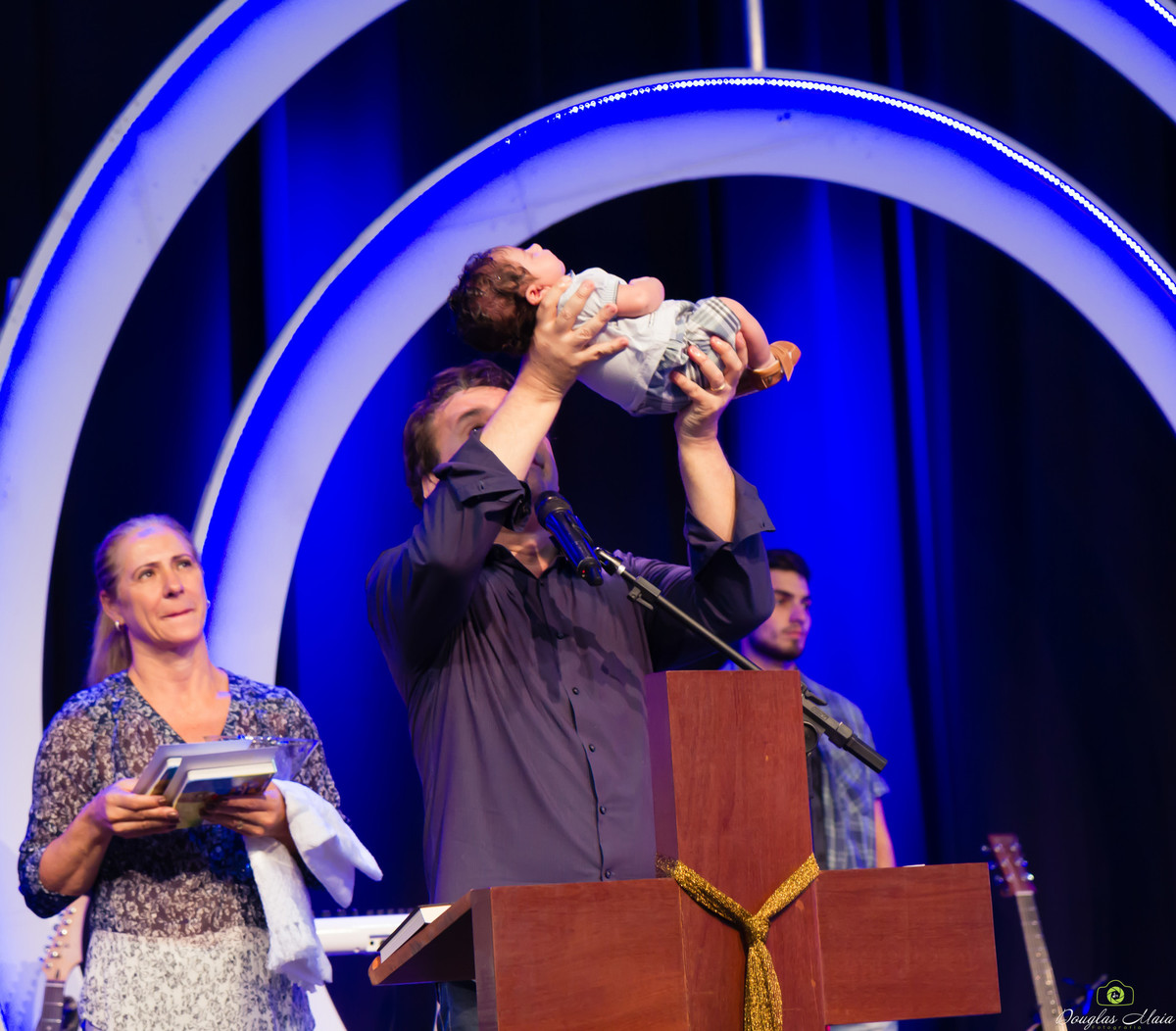 Pastor Simonton apresenta criança a Deus na Igreja Missão Praia da Costa pelo fotógrafo Douglas Maia