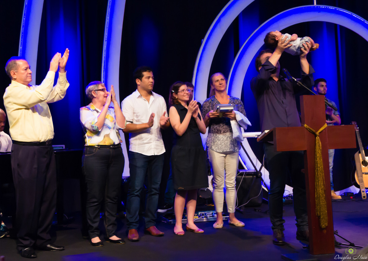 Família comemora a apresentação a Deus na Igreja Missão Praia da Costa pelo fotógrafo Douglas Maia