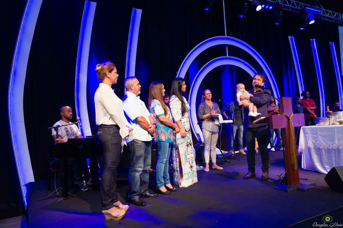 Pastor Simonton ao lado de família que ira apresentar criança na Igreja Missão Praia da Costa pelo fotógrafo Douglas Maia