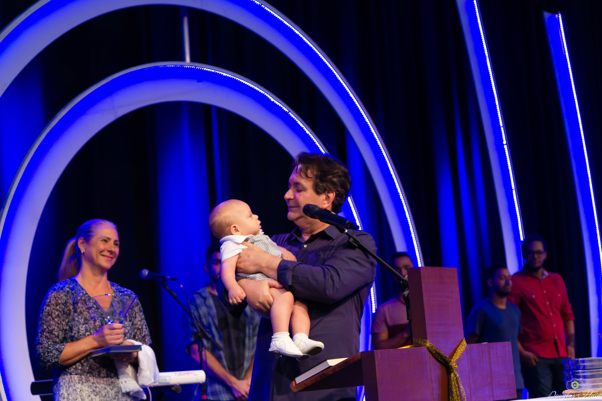 Pastor Simonton segurando criança na Igreja Missão Praia da Costa pelo fotógrafo Douglas Maia