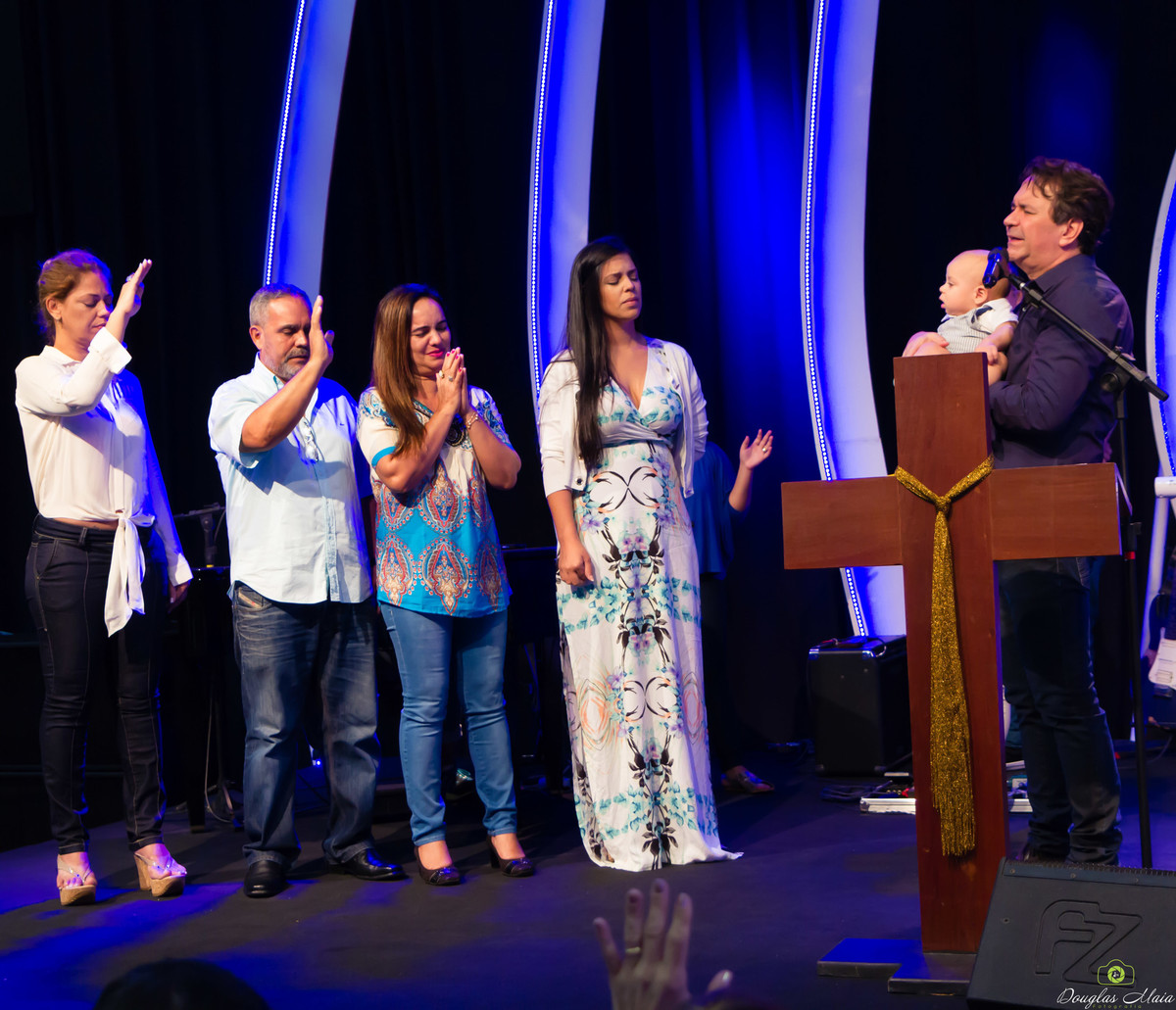 Pastor Simonton e família oram por criança na Igreja Missão Praia da Costa pelo fotógrafo Douglas Maia