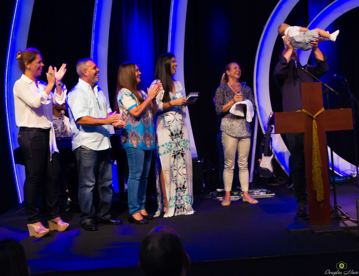 Família comemora a apresentação do bebê na Igreja Missão Praia da Costa pelo fotógrafo Douglas Maia