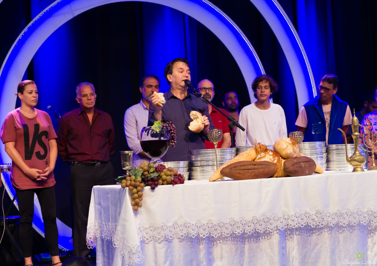 Pastor Simonton parte o pão na Santa Ceia da Igreja Missão Praia da Costa pelo fotógrafo Douglas Maia