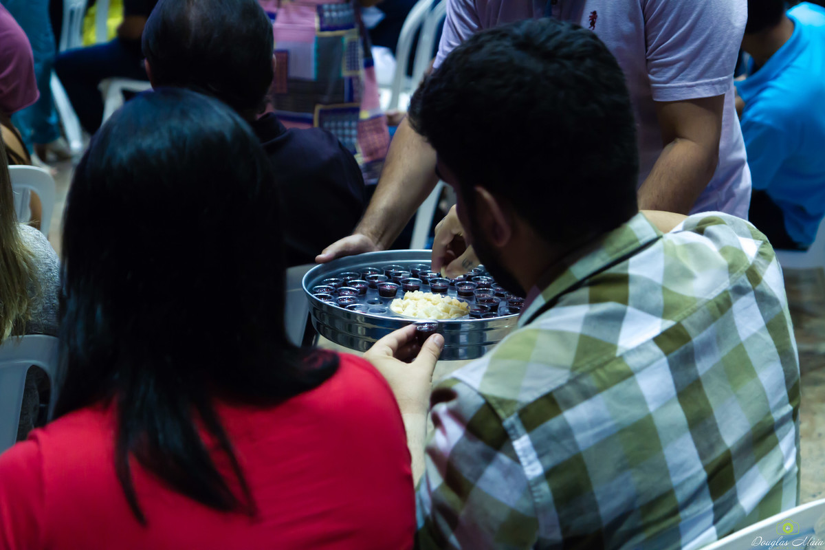 Pão e cálice são servidos na Igreja Missão Praia da Costa pelo fotógrafo Douglas Maia