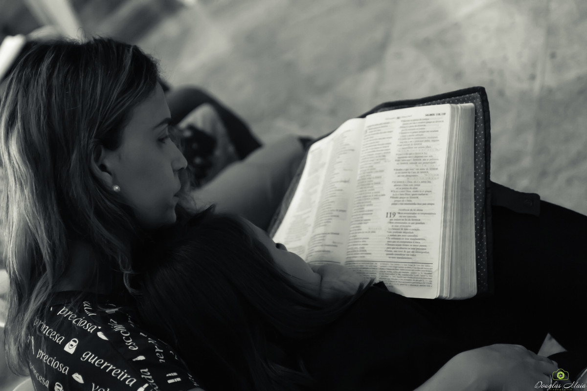 Lendo a palavra de Deus na Igreja Missão Praia da Costa pelo fotógrafo Douglas Maia