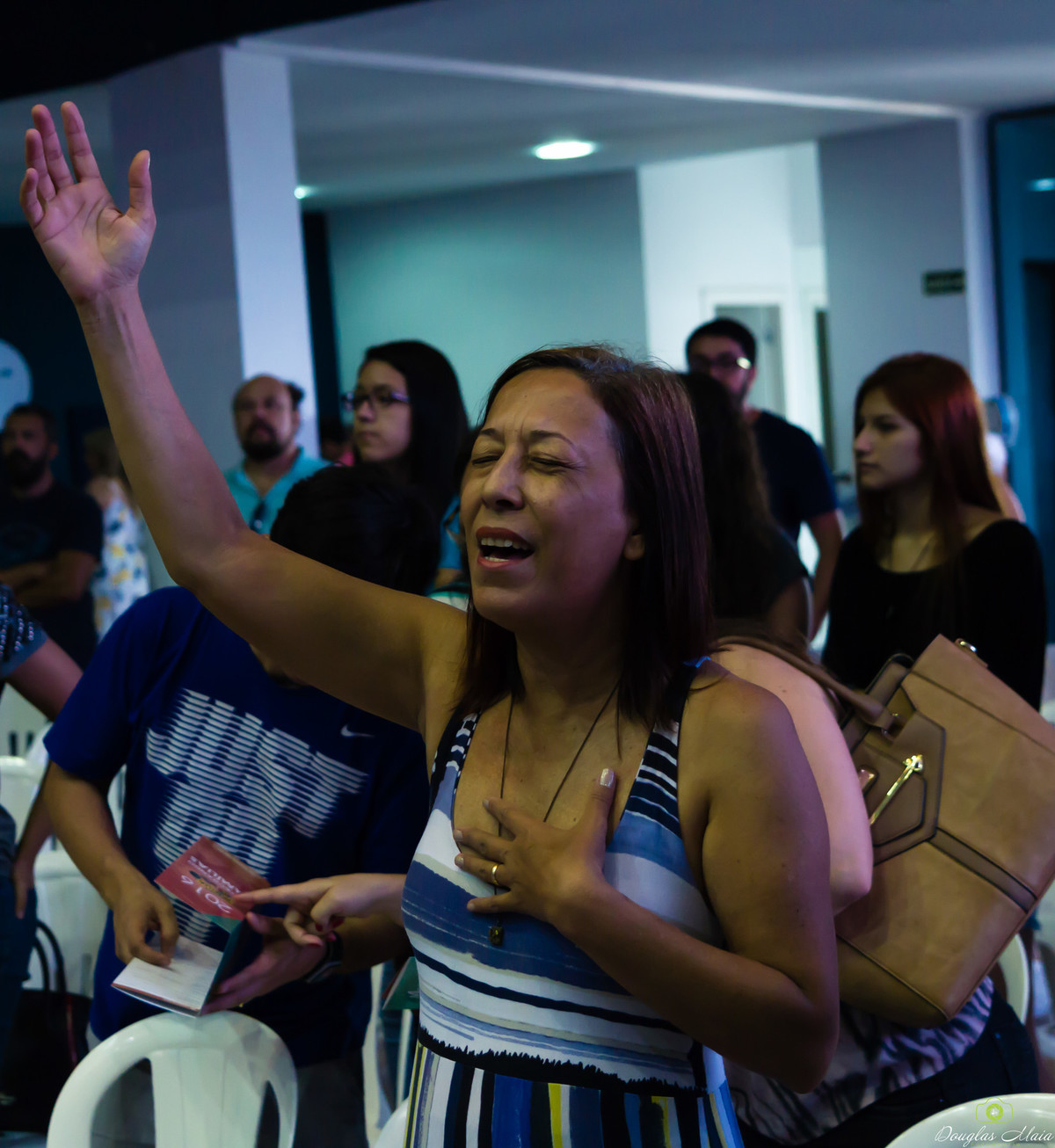 Adoração sincera na Igreja Missão Praia da Costa pelo fotógrafo Douglas Maia