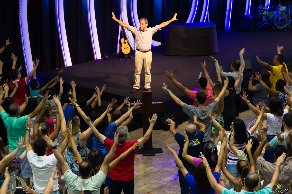 Igreja Missão Praia da Costa interagindo durante o culto pelo fotógrafo Douglas Maia
