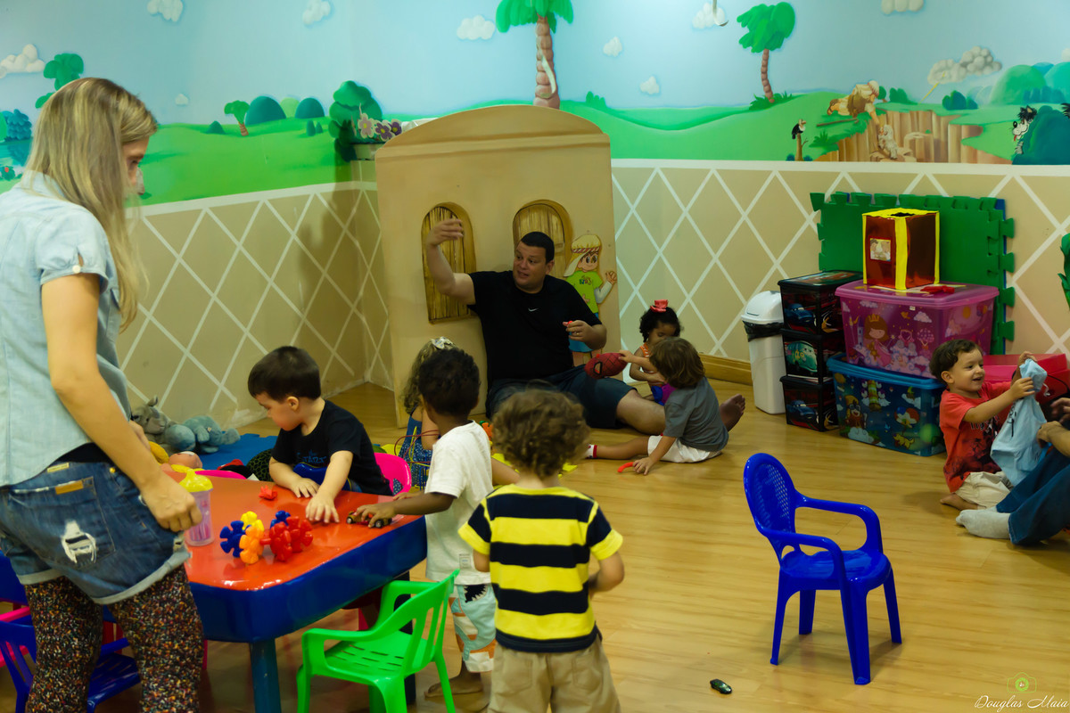 Crianças na salinha da Igreja Missão Praia da Costa pelo fotógrafo Douglas Maia