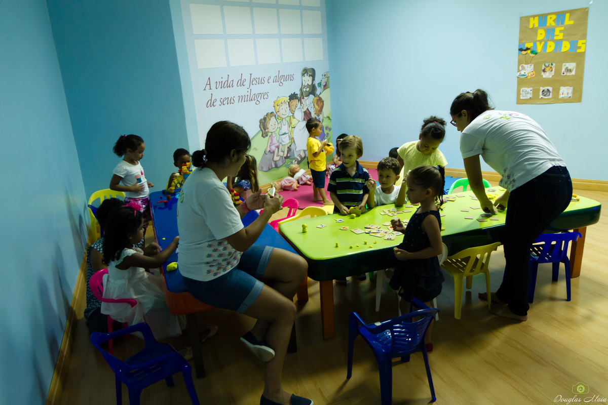 Crianças se divertem na salinha na Igreja Missão Praia da Costa pelo fotógrafo Douglas Maia