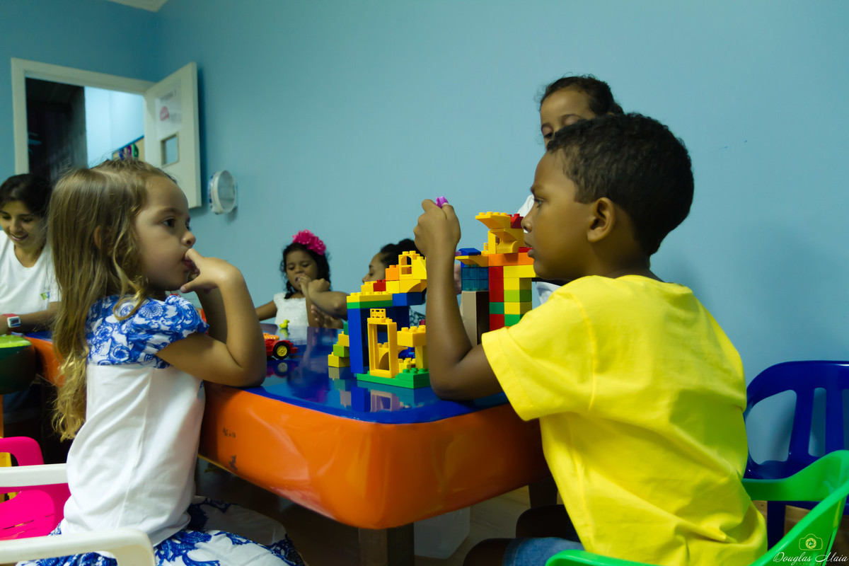 Crianças brincando juntas na Igreja Missão Praia da Costa pelo fotógrafo Douglas Maia