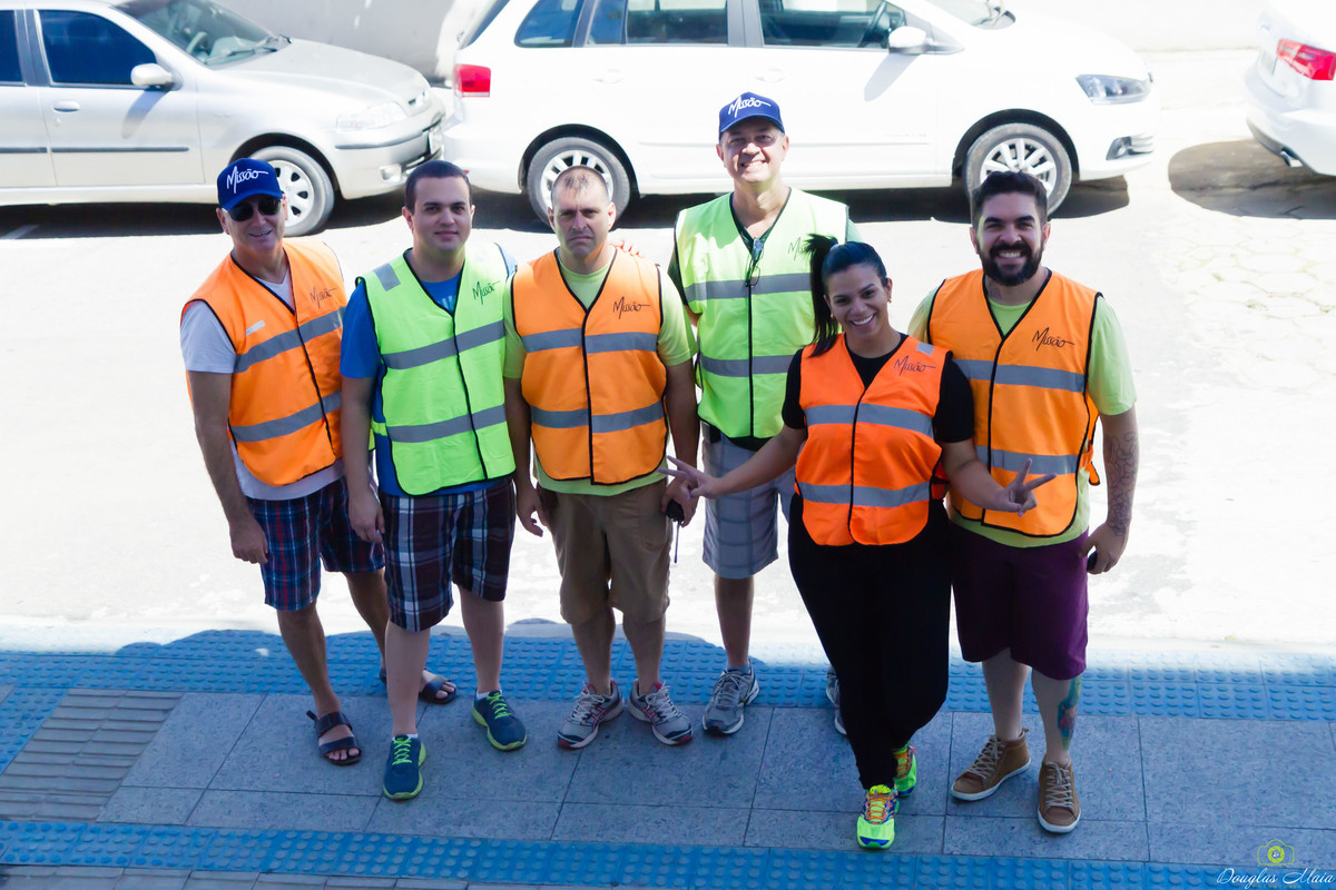 Voluntários do Estacionamento da Igreja Missão Praia da Costa pelo fotógrafo Douglas Maia