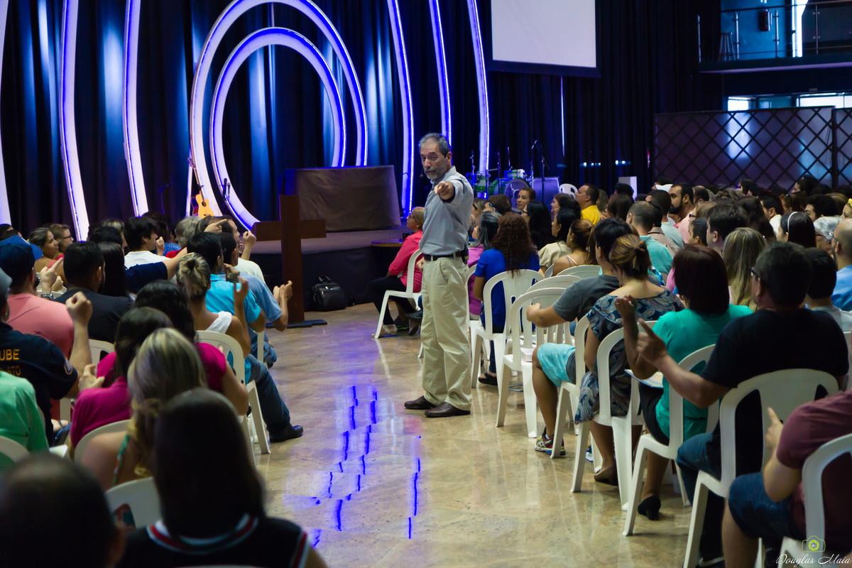 Pastor pregando na Igreja Missão Praia da Costa pelo fotógrafo Douglas Maia