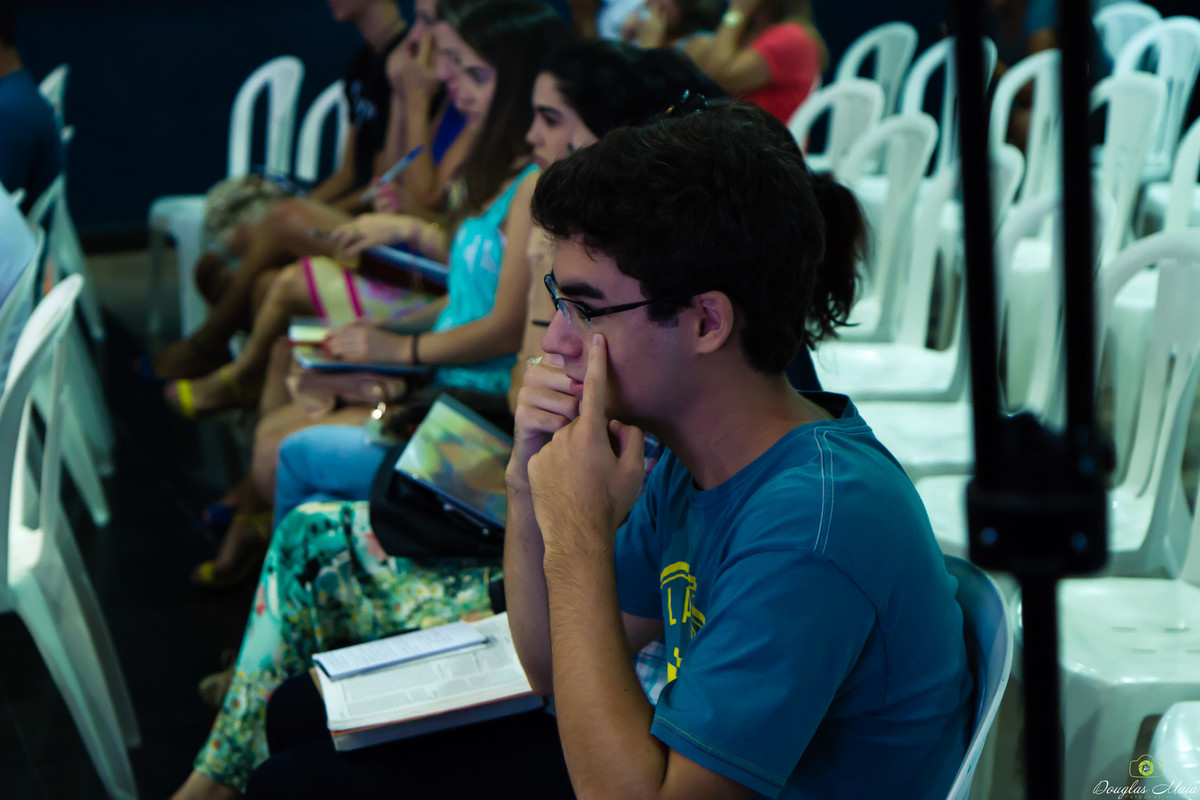 Fiéis participando da Caminha Bíblica na Igreja Missão Praia da Costa pelo fotógrafo Douglas Maia