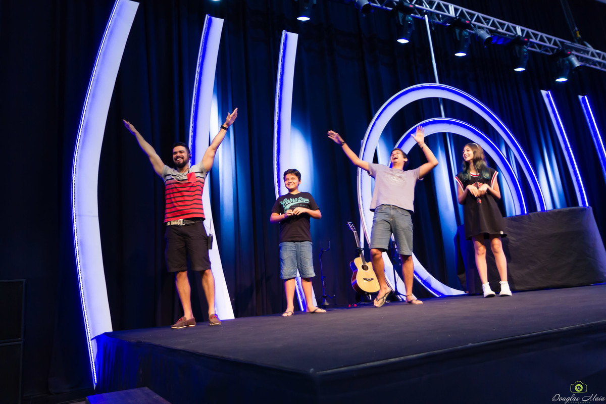 Jovens participando da Caminhada Bíblica na Igreja Missão Praia da Costa pelo fotógrafo Douglas Maia