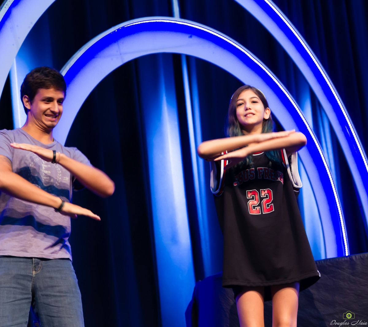 Jovens na Caminhada Bíblica na Igreja Missão Praia da Costa pelo fotógrafo Douglas Maia
