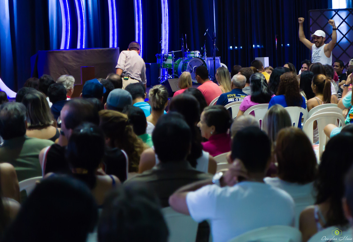 Fiéis na Igreja Missão Praia da Costa pelo fotógrafo Douglas Maia