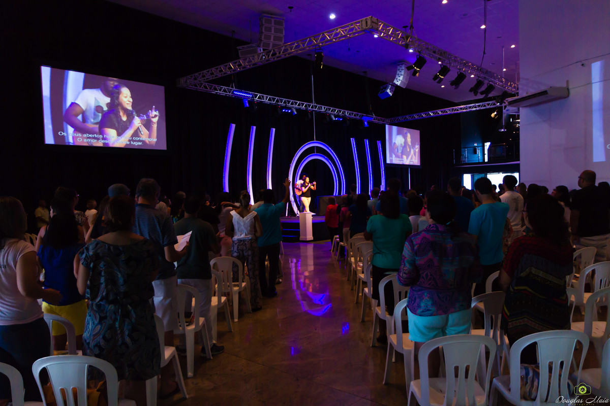 Louvor e adoração na Igreja Missão Praia da Costa pelo fotógrafo Douglas Maia