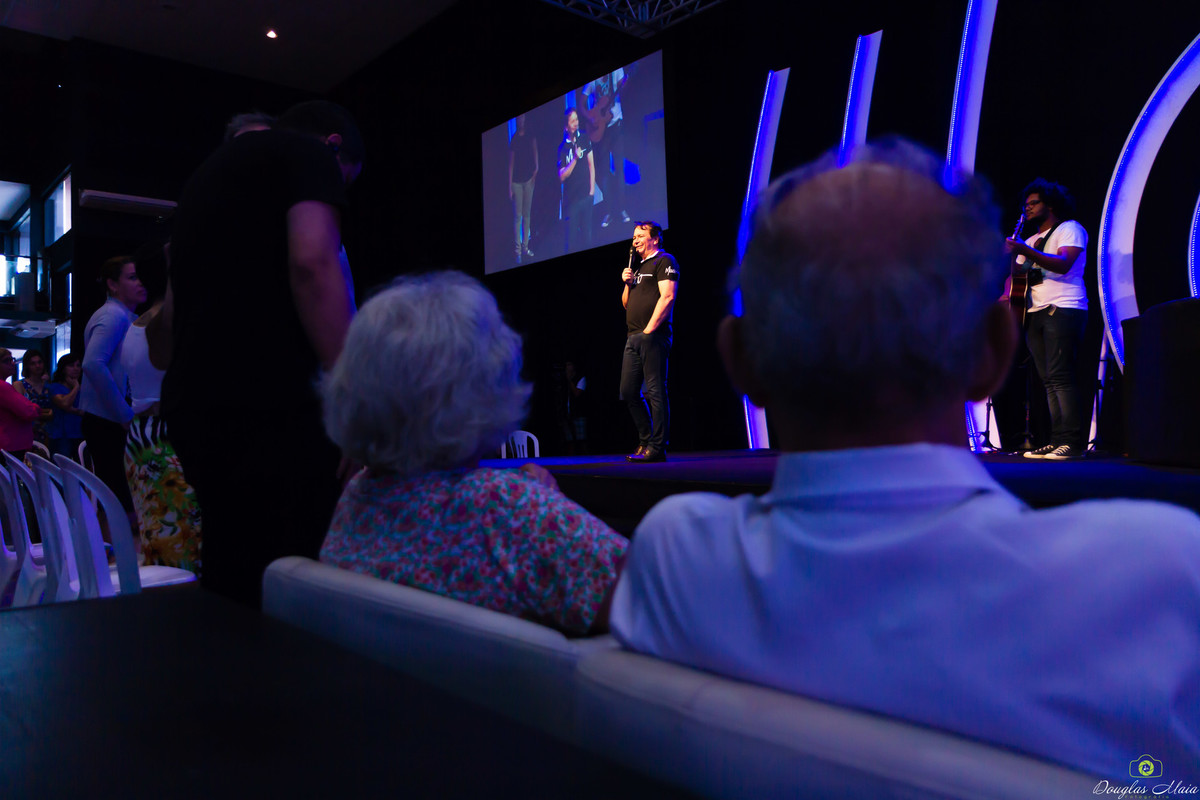 Pastor Simonton pregando na Igreja Missão Praia da Costa pelo fotógrafo Douglas Maia