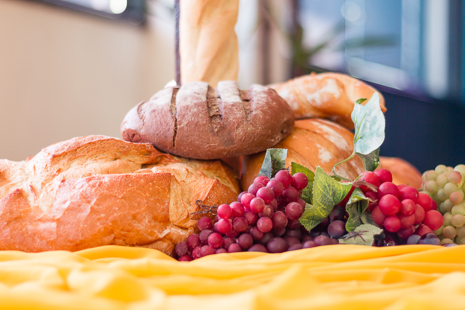 Uvas e pães Santa Ceia Igreja Missão Praia da Costa pelo fotógrafo Douglas Maia