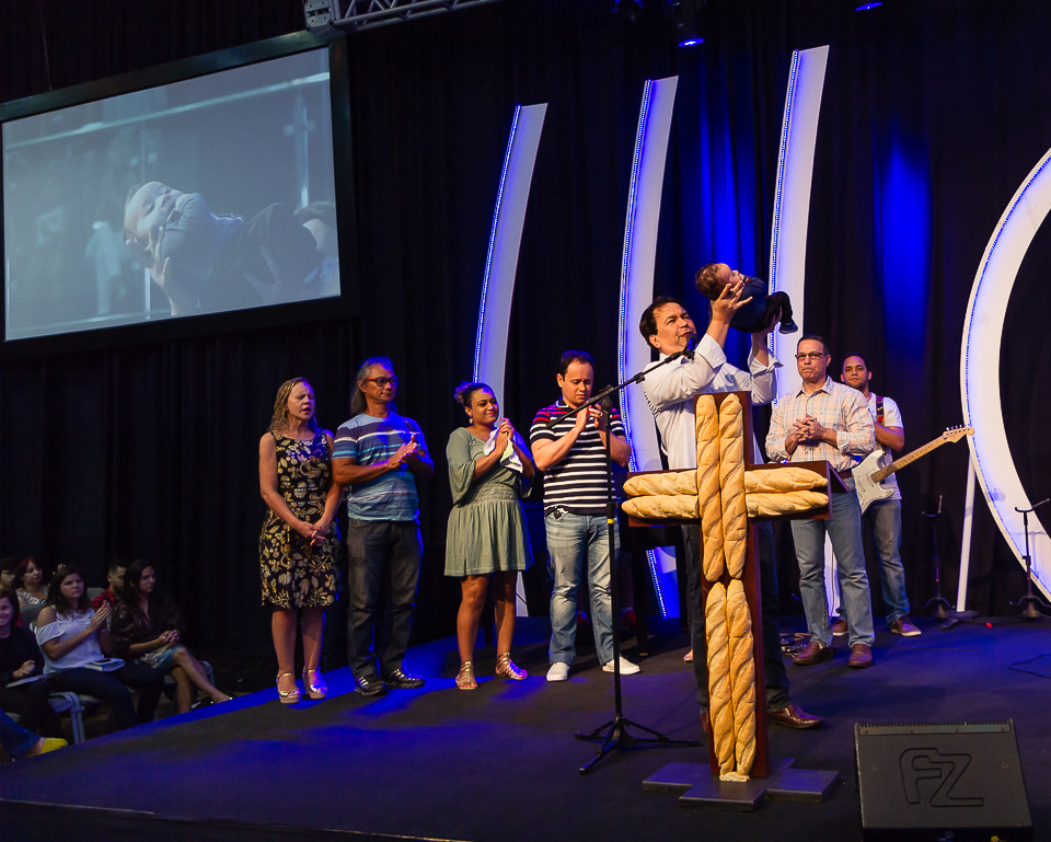Pastor apresenta menino a Deus na Igreja Missão Praia da Costa pelo fotógrafo Douglas Maia