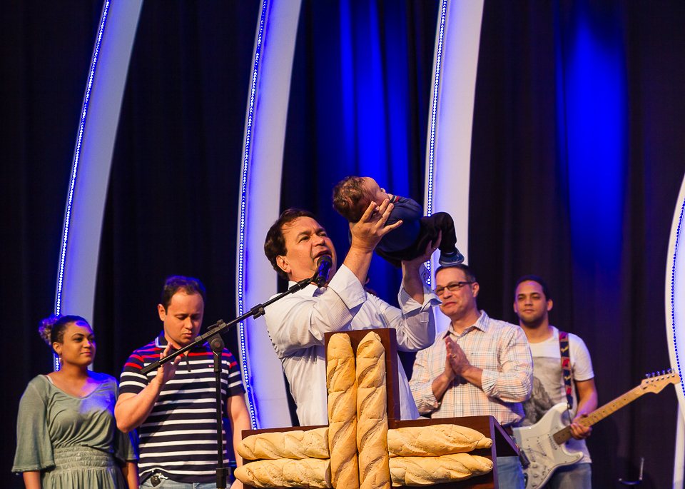 Pastor Simonton consagra criança a Deus na Igreja Missão Praia da Costa pelo fotógrafo Douglas Maia