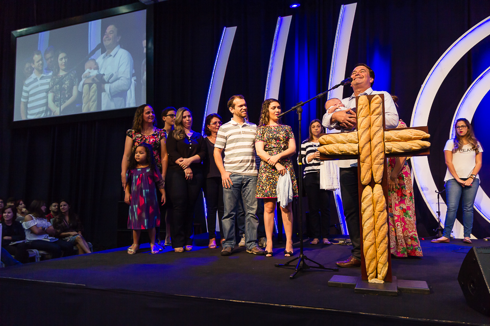 Família leva menino ao altar para ser apresentado na Igreja Missão Praia da Costa pelo fotógrafo Douglas Maia