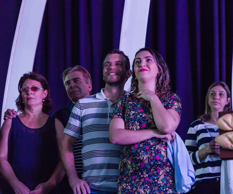 Pais felizes na Igreja Missão Praia da Costa pelo fotógrafo Douglas Maia