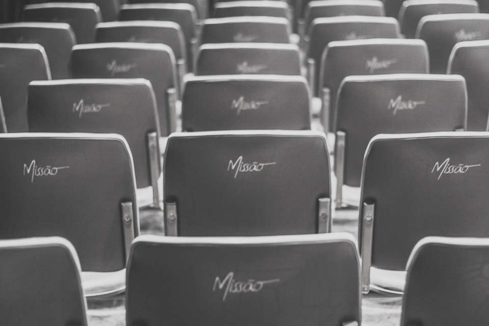 Cadeiras Igreja Missão Praia da Costa pelo fotógrafo Douglas Maia