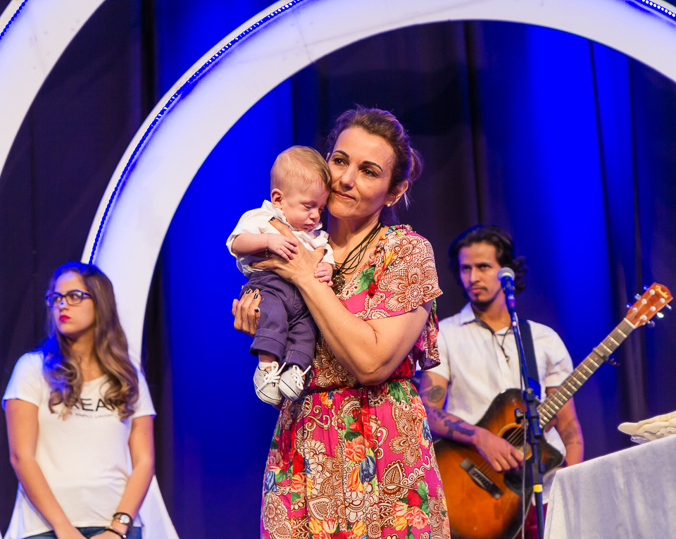 Apresentação de menino a Deus na Igreja Missão Praia da Costa pelo fotógrafo Douglas Maia