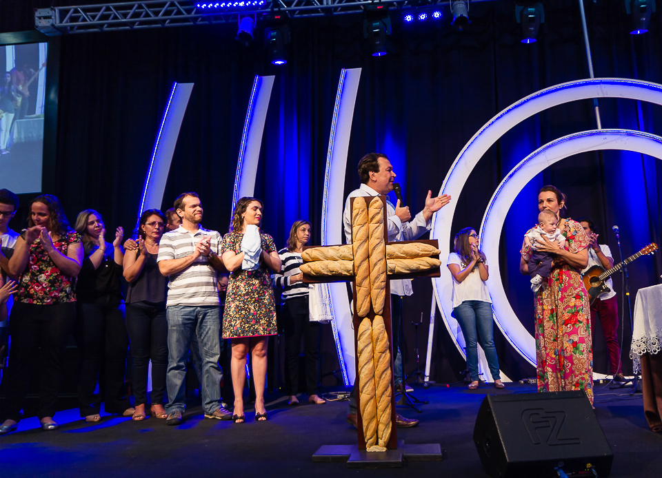 Apresentação de criança ao Senhor na Igreja Missão Praia da Costa pelo fotógrafo Douglas Maia