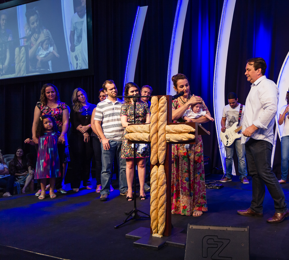 Criança é abençoada na Igreja Missão Praia da Costa pelo fotógrafo Douglas Maia