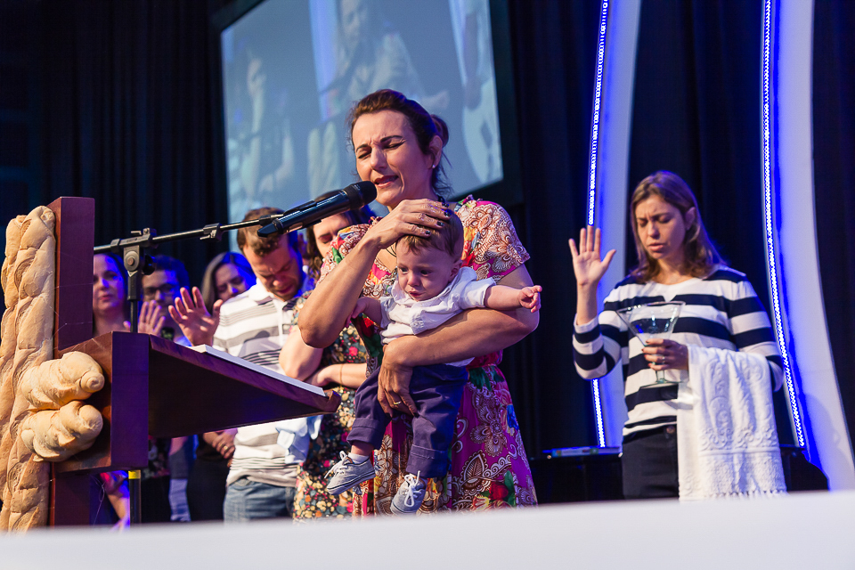 Menino recebe oração na Igreja Missão Praia da Costa pelo fotógrafo Douglas Maia