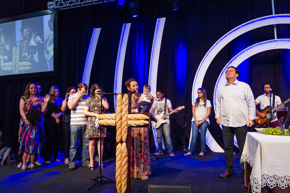 Momento de oração em apresentação de criança na Igreja Missão Praia da Costa pelo fotógrafo Douglas Maia