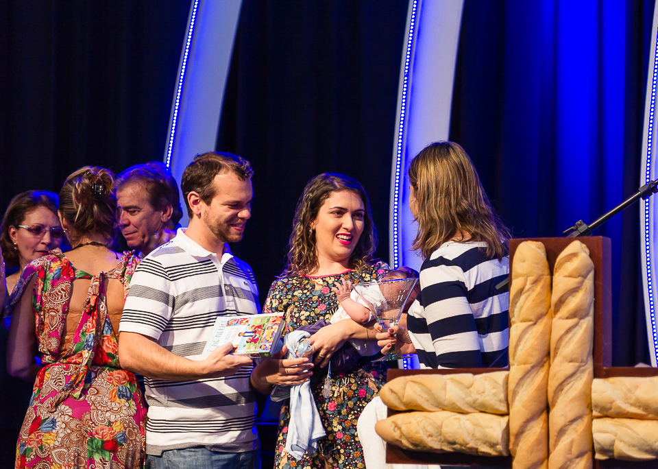 Pais felizes após apresentação de criança na Igreja Missão Praia da Costa pelo fotógrafo Douglas Maia