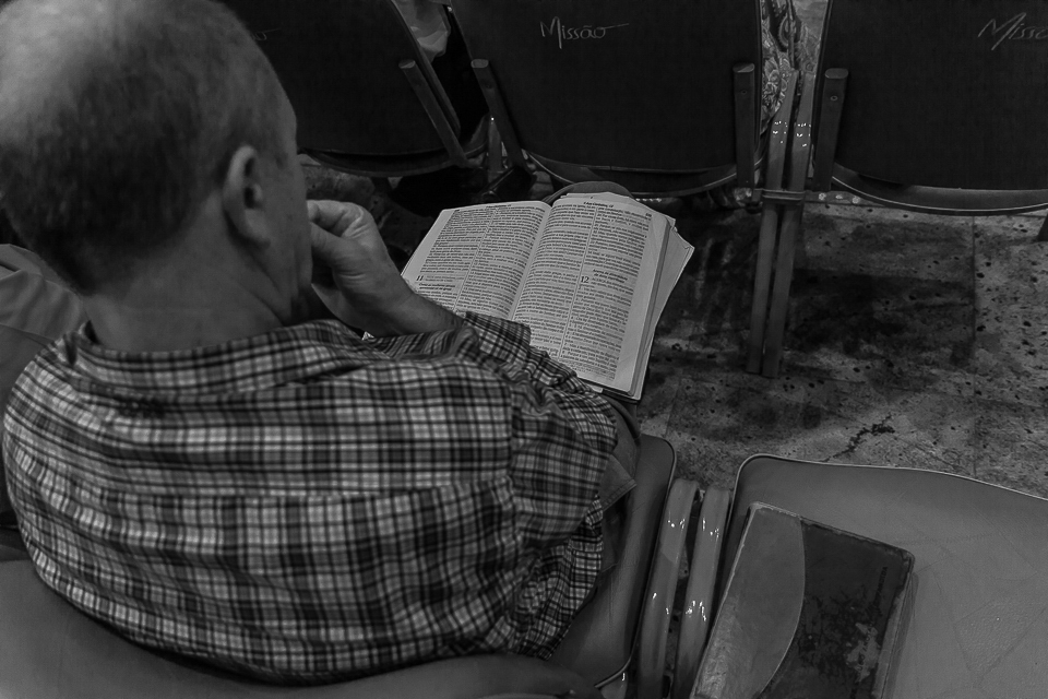 Leitura da Palavra de Deus na Igreja Missão Praia da Costa pelo fotógrafo Douglas Maia