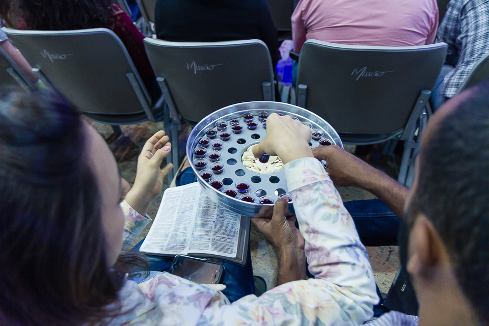 Santa Ceia é servida na Igreja Missão Praia da Costa pelo fotógrafo Douglas Maia
