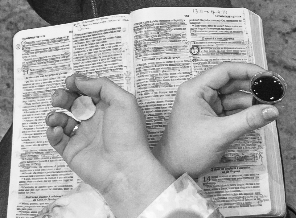 Pão, cálice e Palavra Igreja Missão Praia da Costa pelo fotógrafo Douglas Maia
