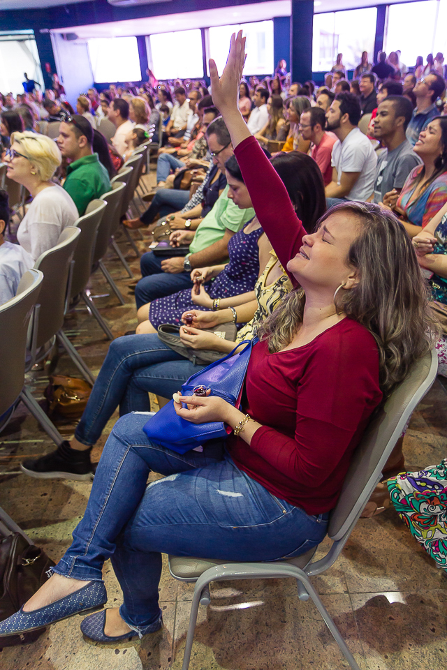 Mulher emocionada na Santa Ceia na Igreja Missão Praia da Costa pelo fotógrafo Douglas Maia