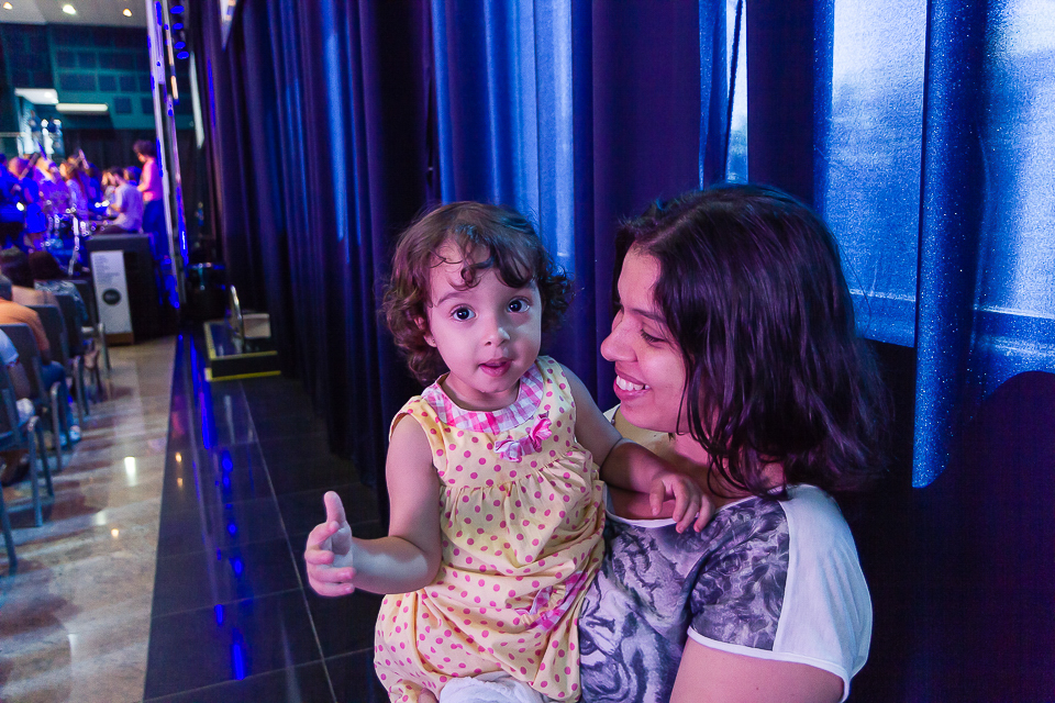 Criança feliz na Igreja Missão Praia da Costa pelo fotógrafo Douglas Maia